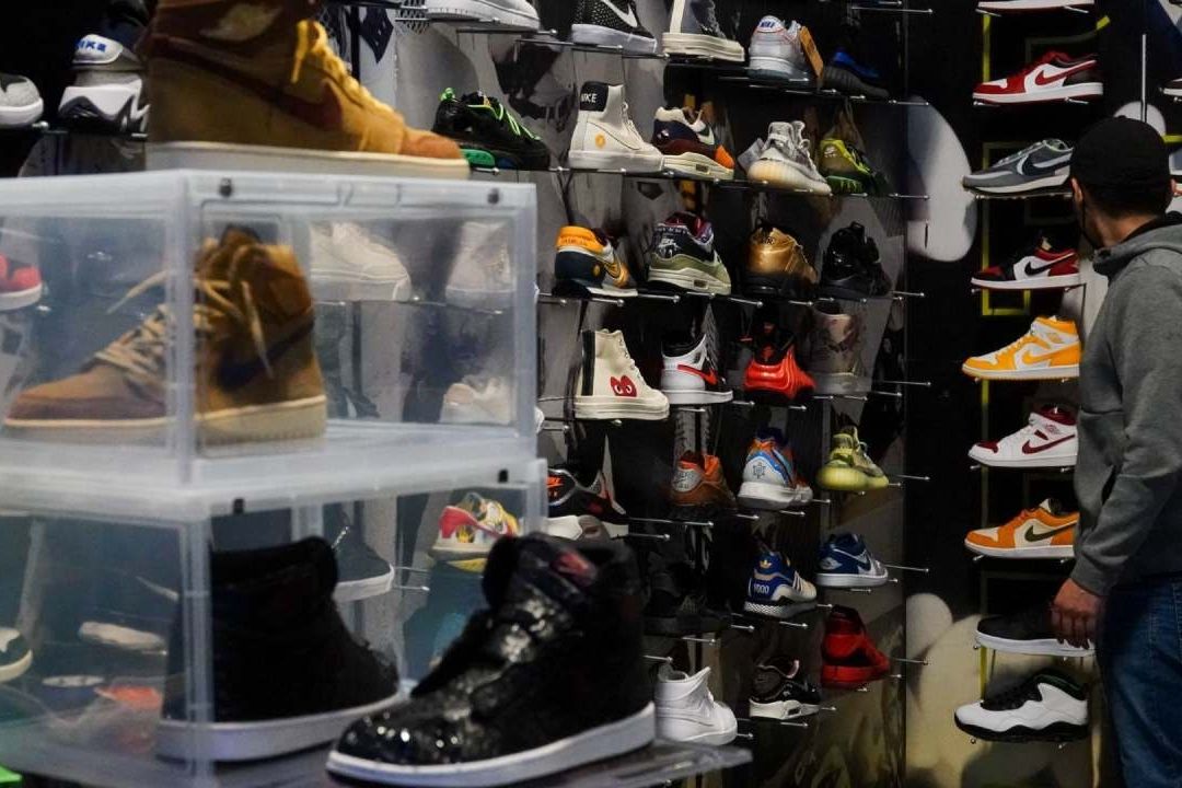 En la CDMX es posible comprar tenis originales y baratos en varios tianguis y mercados
