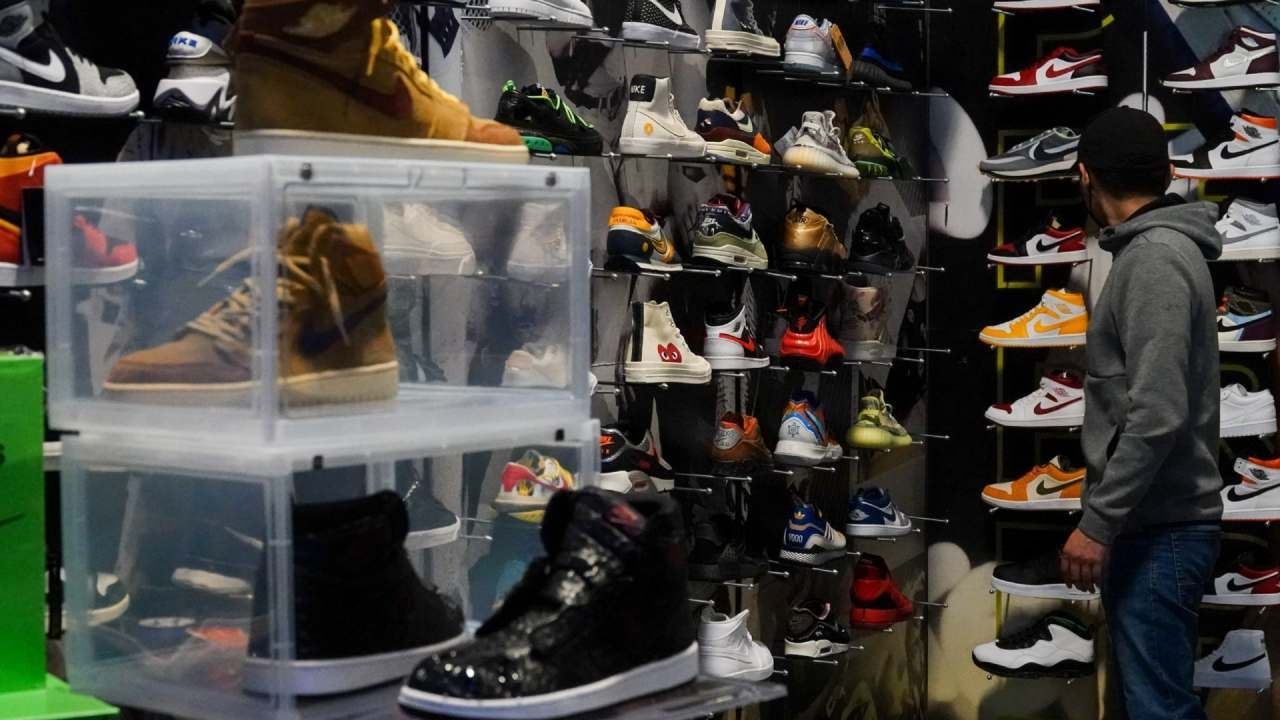 En la CDMX es posible comprar tenis originales y baratos en varios tianguis y mercados