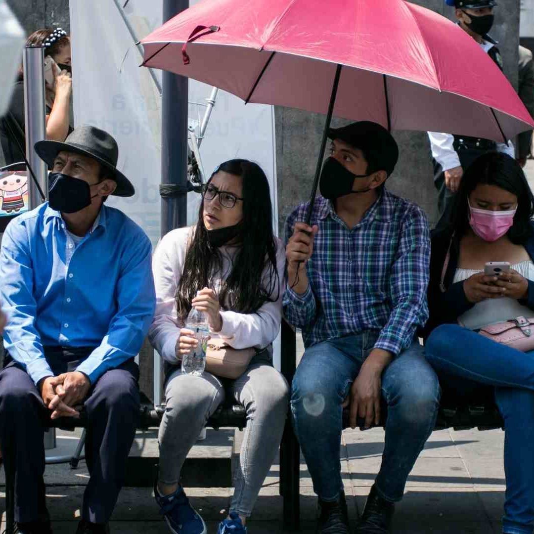 Capitalinos se protejen del calor