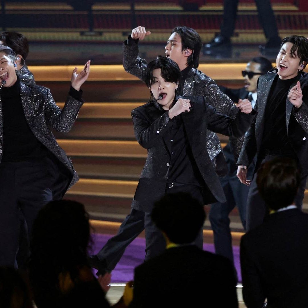 BTS durante la 64 edición de los Premios Grammy