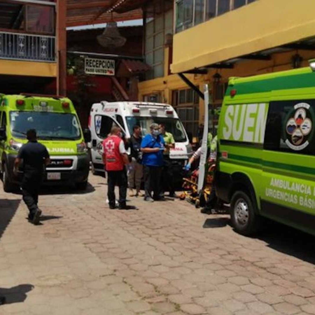 Paramédicos atienden a intoxicados en boda