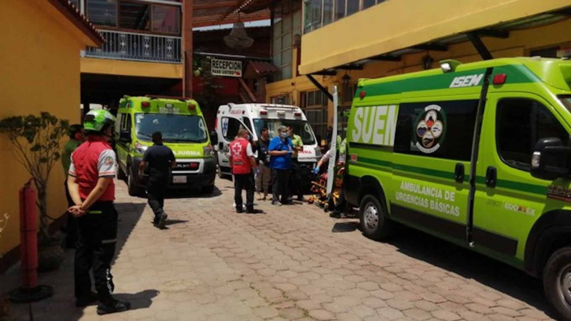 Paramédicos atienden a intoxicados en boda