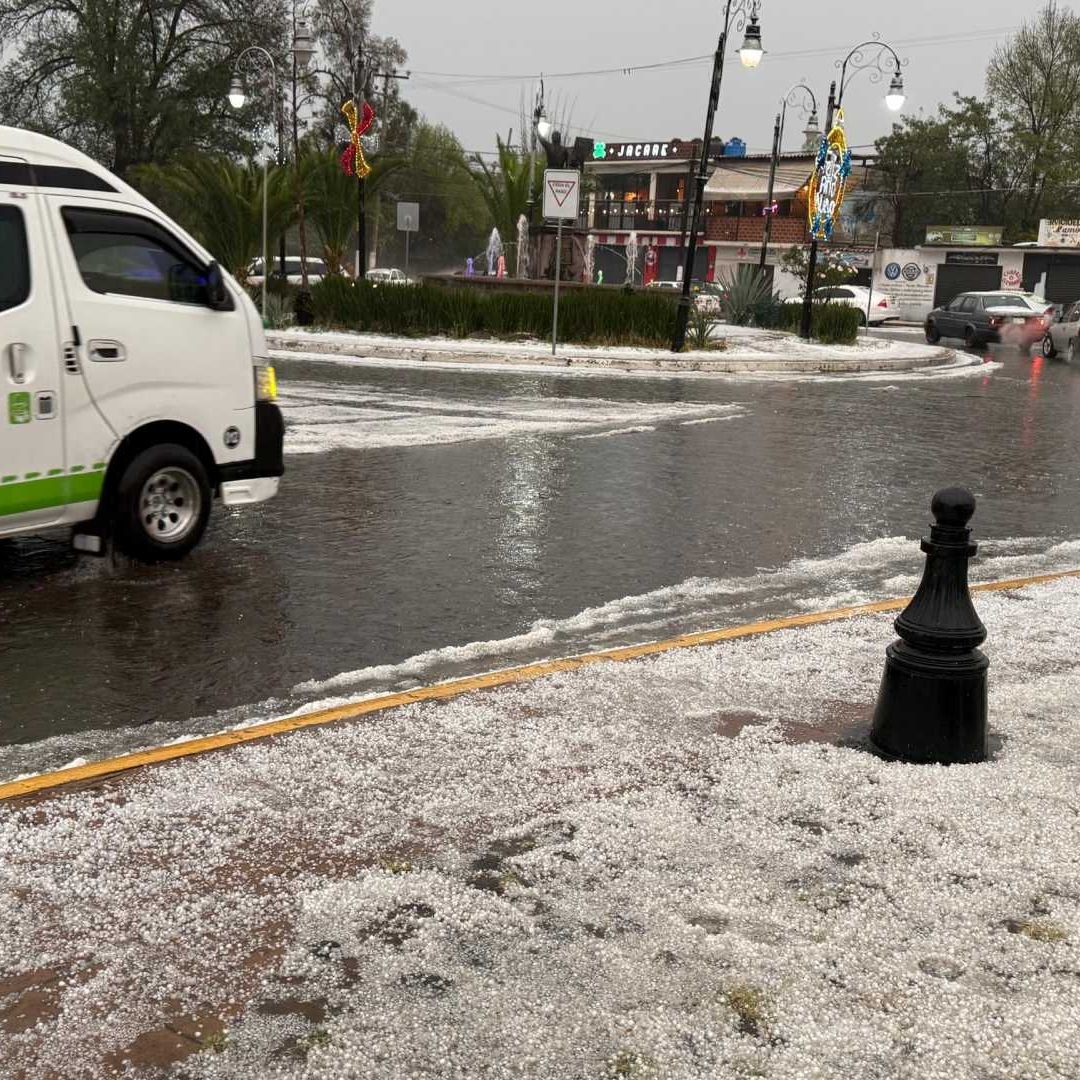 Calles de San Juan Teotihuacán quedan cubiertas de hielo.