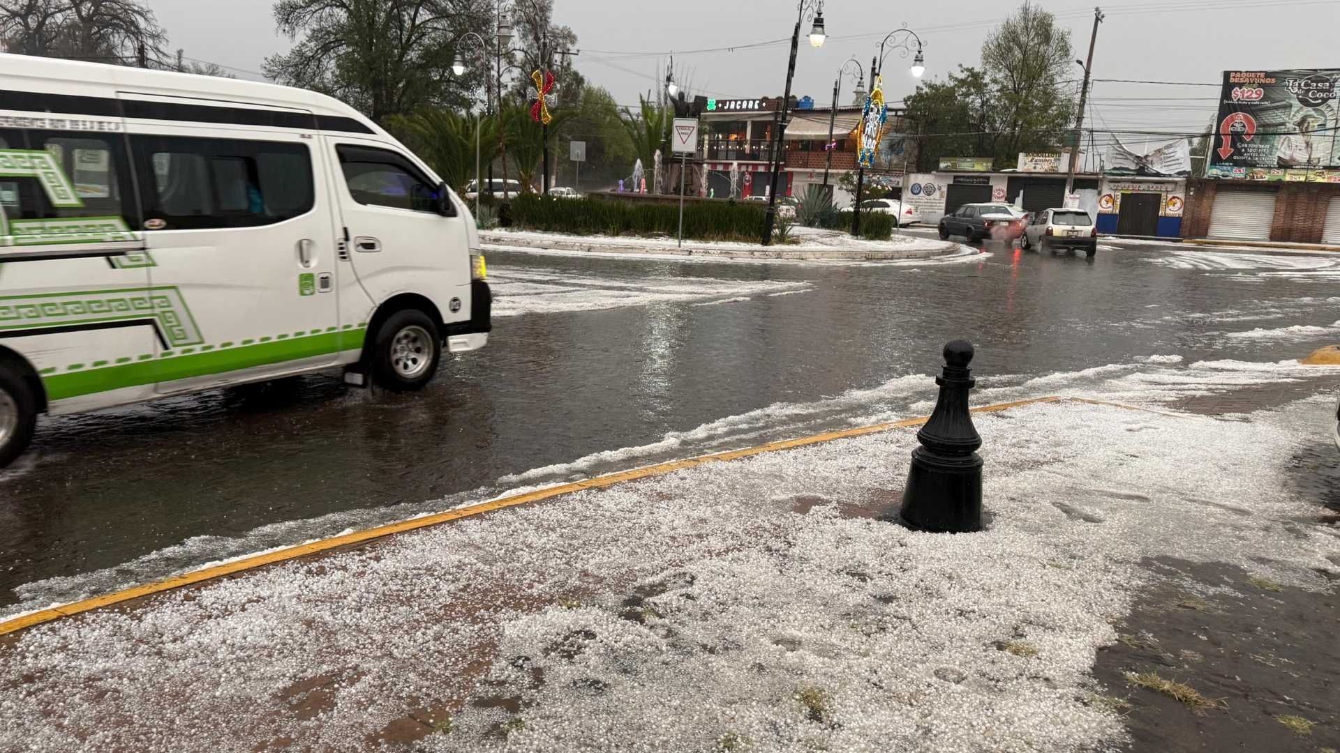 Calles de San Juan Teotihuacán quedan cubiertas de hielo.