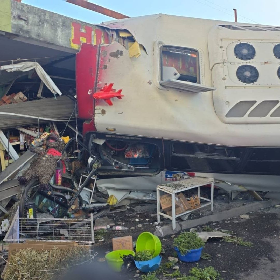 Camión choca con mercado “Francisco Villa” en Monterrey
