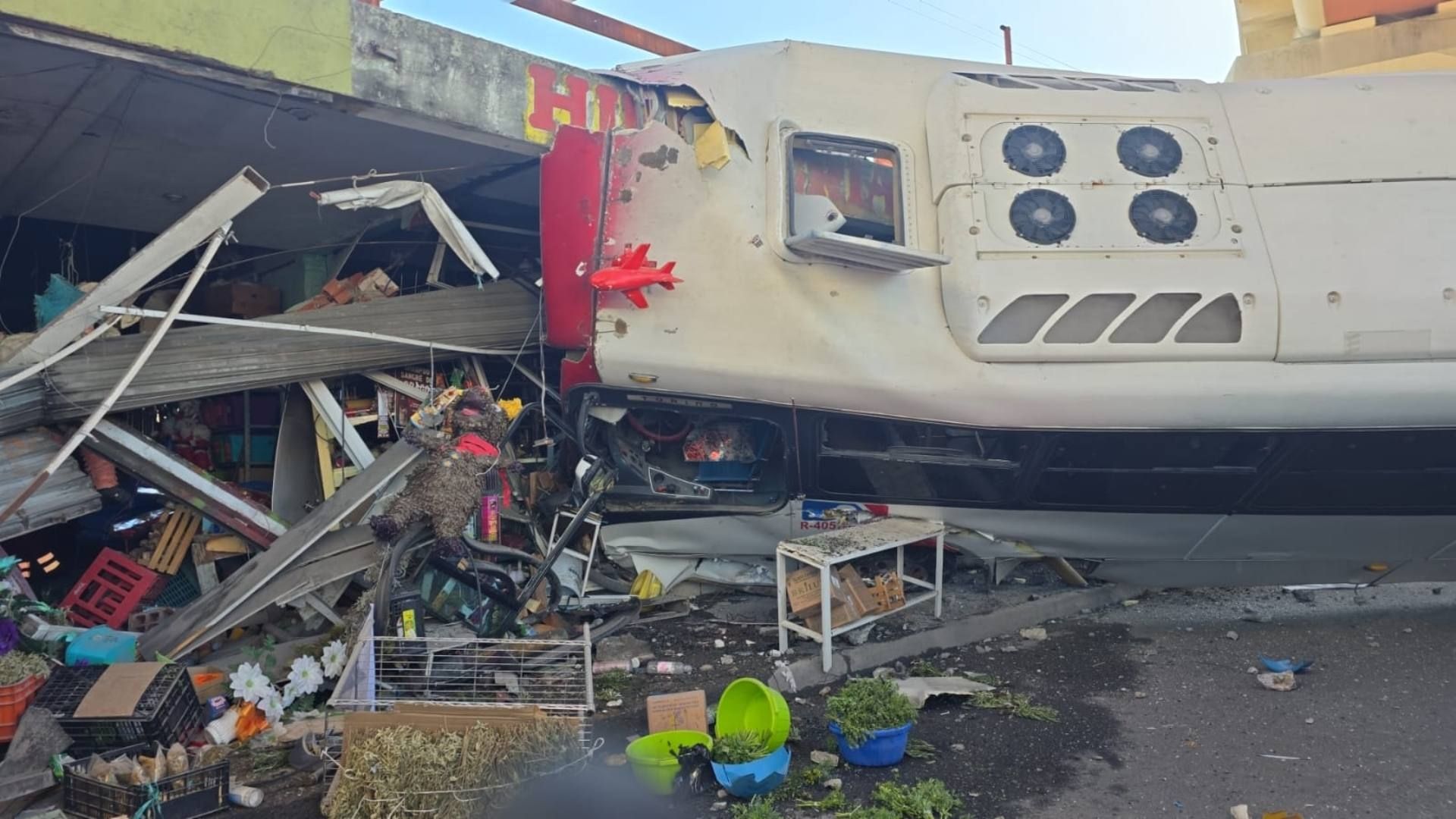Camión choca con mercado “Francisco Villa” en Monterrey