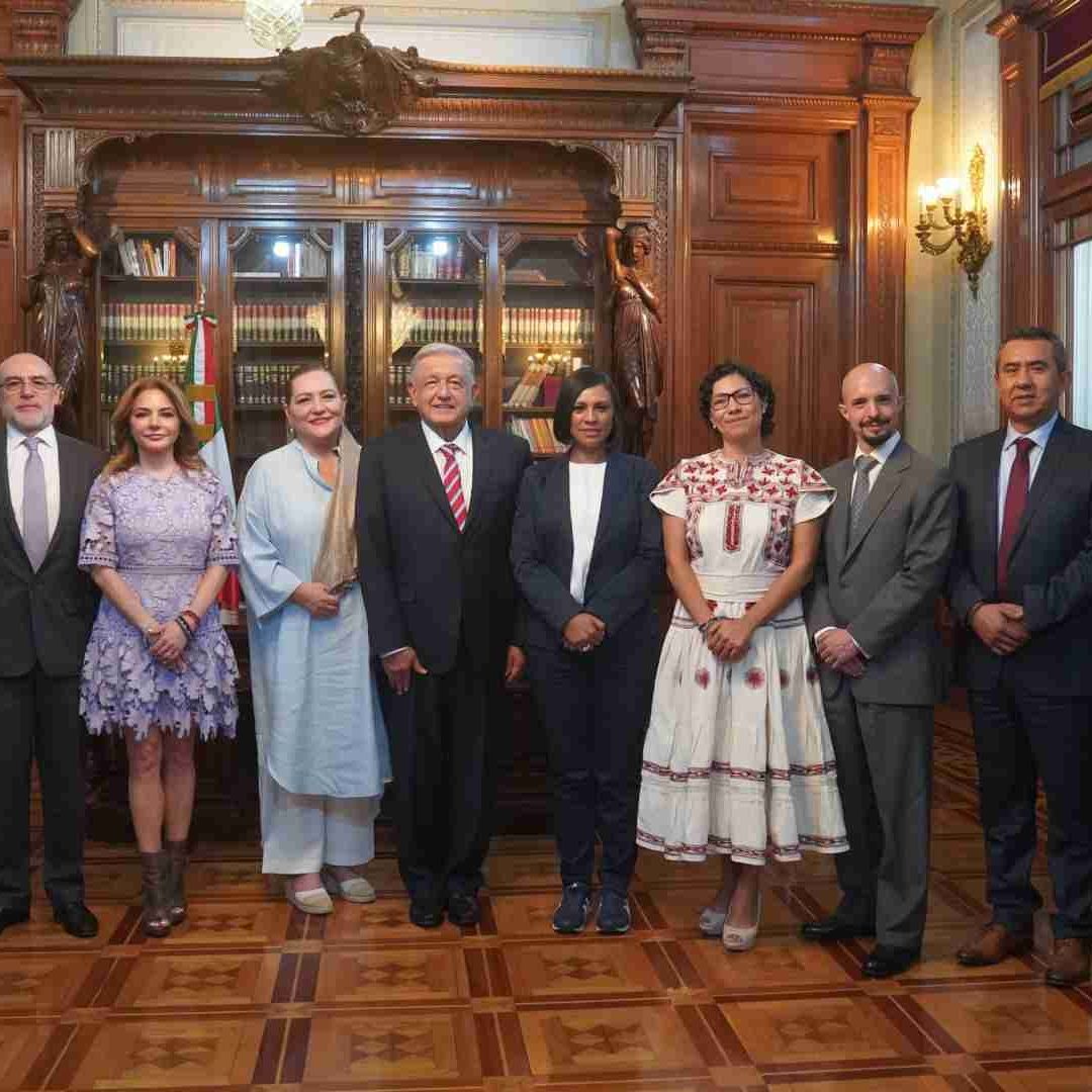 El presidente López Obrador y los consejeros del INE.