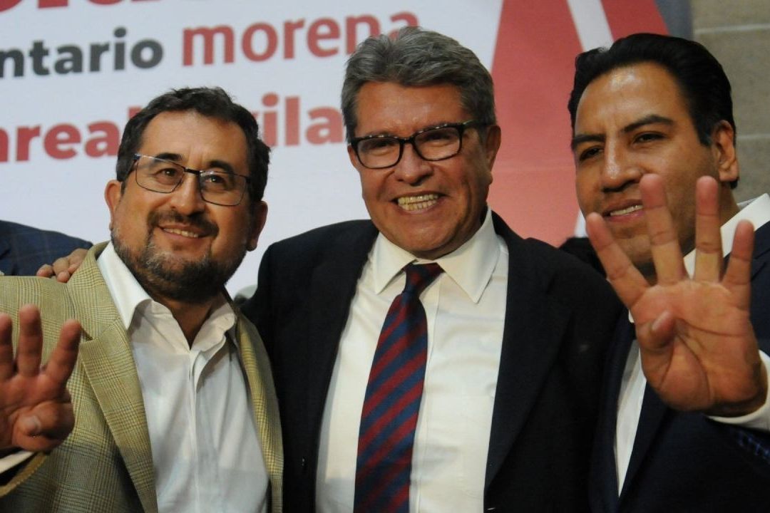 César Craviotto, Ricardo Monreal y Eduardo Ramírez, se toman una fotografía