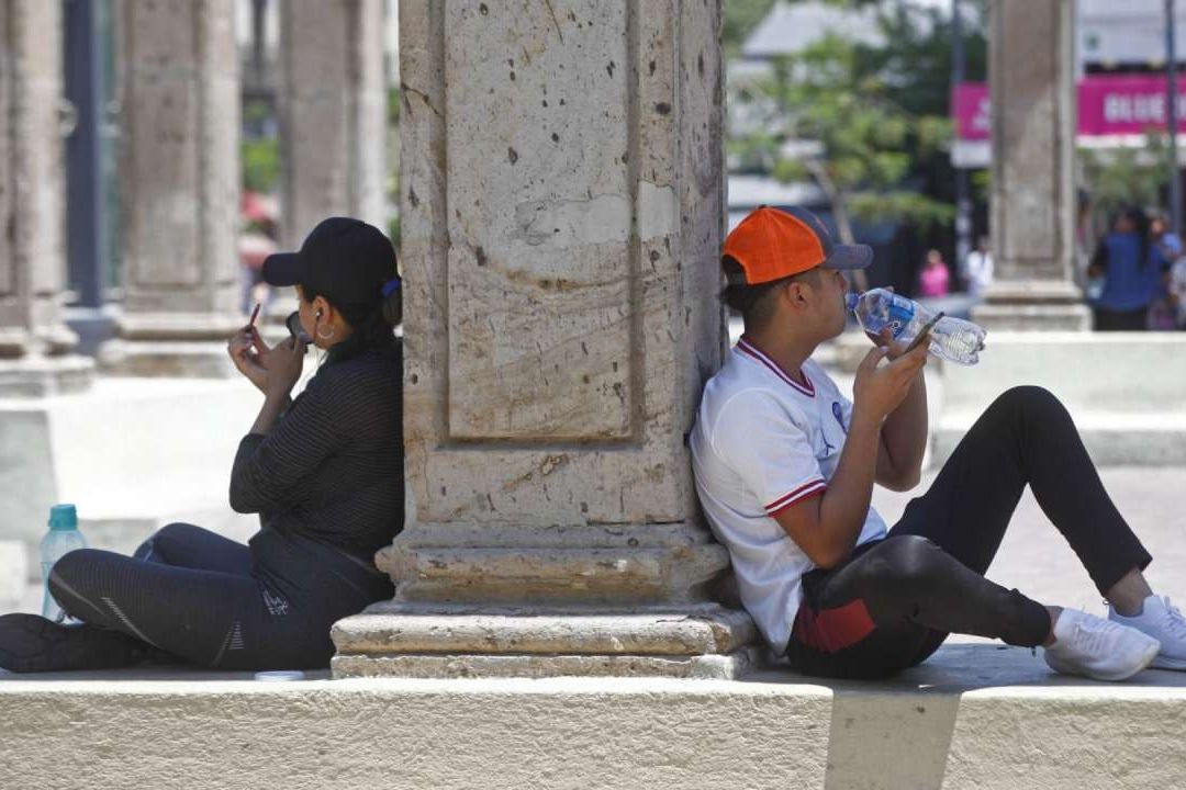 Qué hacer ante un golpe de calor, síntomas en adultos y cómo prevenirlo