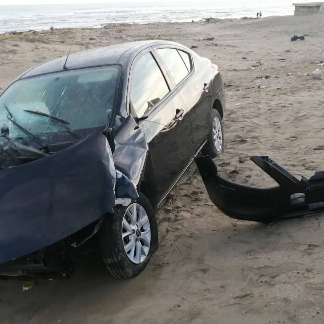 Auto Choca Malecón Costero Termina en Zona de Playa en Coatzacoalcos Veracruz