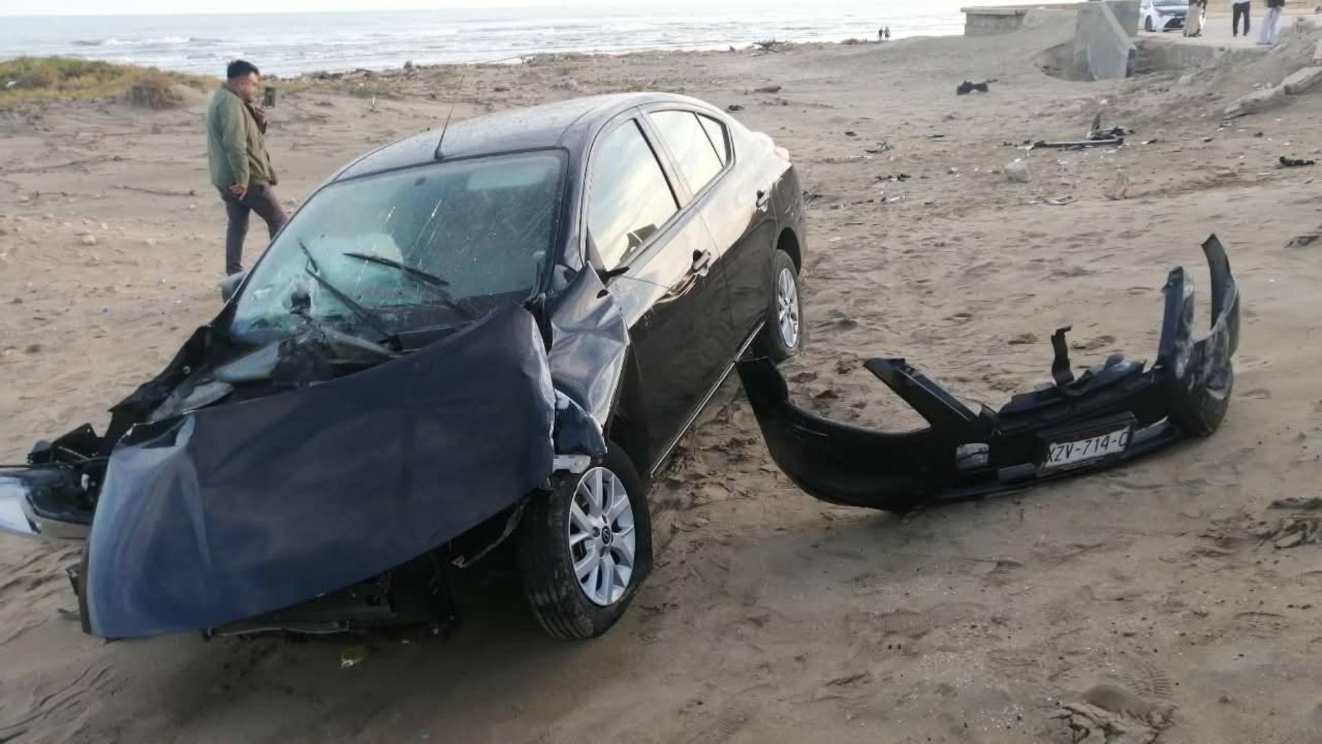 Auto Choca Malecón Costero Termina en Zona de Playa en Coatzacoalcos Veracruz
