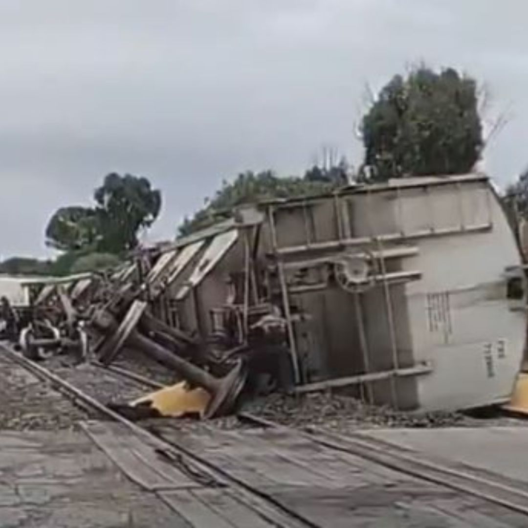 Nueve vagones de un tren quedaron volcados luego de descarrilamiento.