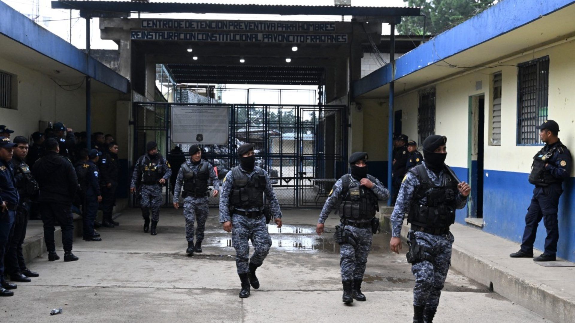 Pandilleros Se Amotinan y Toman Como Rehenes a Más de 40 Guardias en Cárceles de Guatemala.