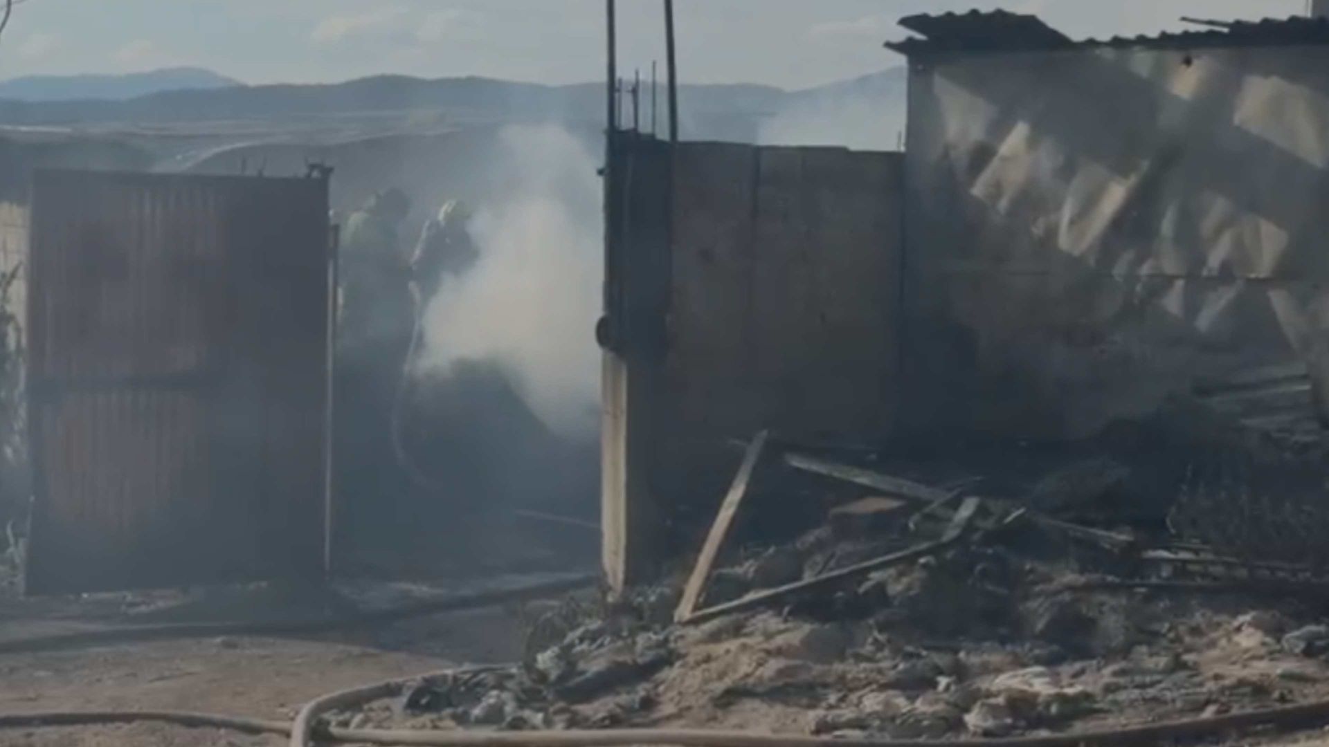 Fuerte Incendio en Fábrica de Colchones en la Comunidad de La Palma en Querétaro