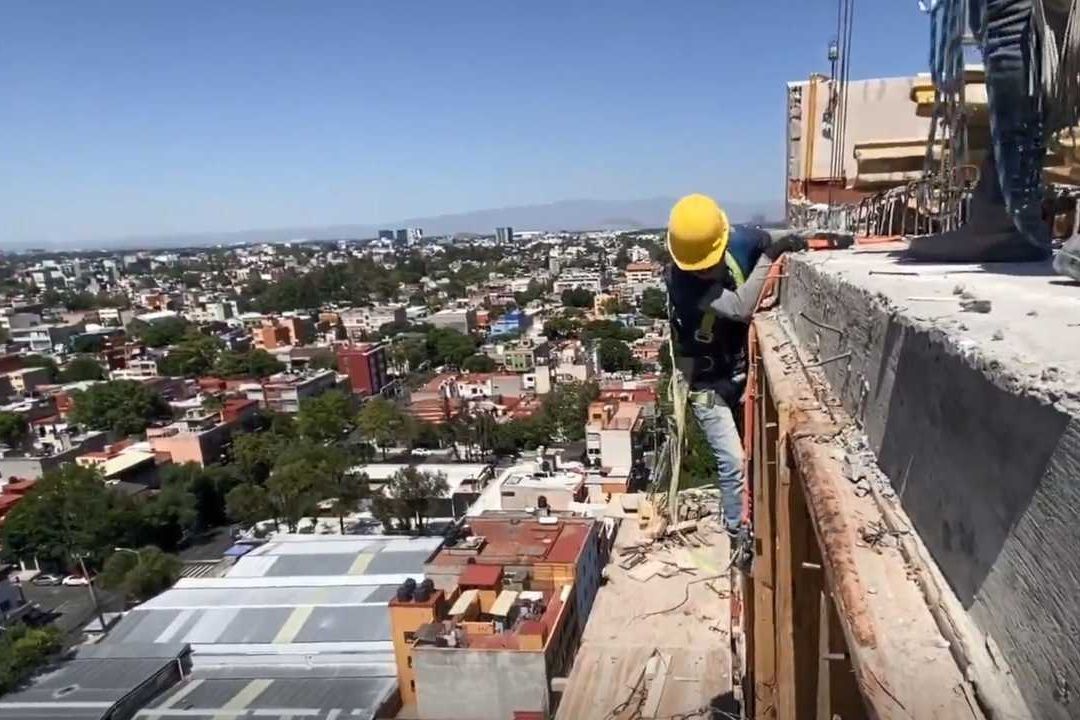 Albañiles Trabajan Bajo los 40 Grados en Obras de la CDMX