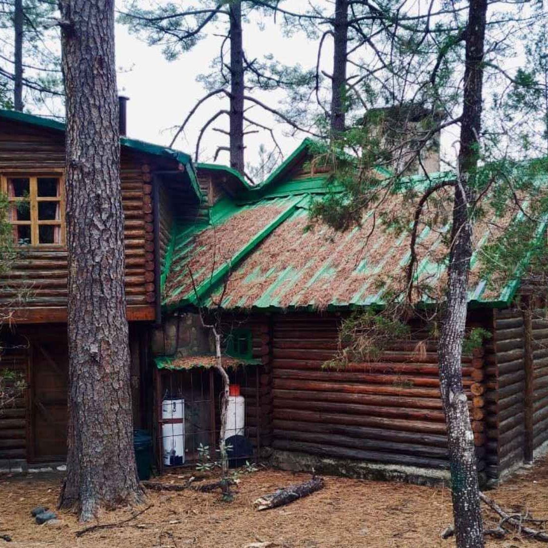 Asegura Fiscalía Anticorrupción Cabaña de Exgobernador de Chihuahua en la Sierra Tarahumara