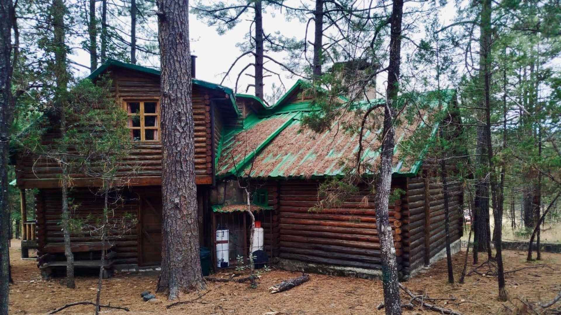 Asegura Fiscalía Anticorrupción Cabaña de Exgobernador de Chihuahua en la Sierra Tarahumara