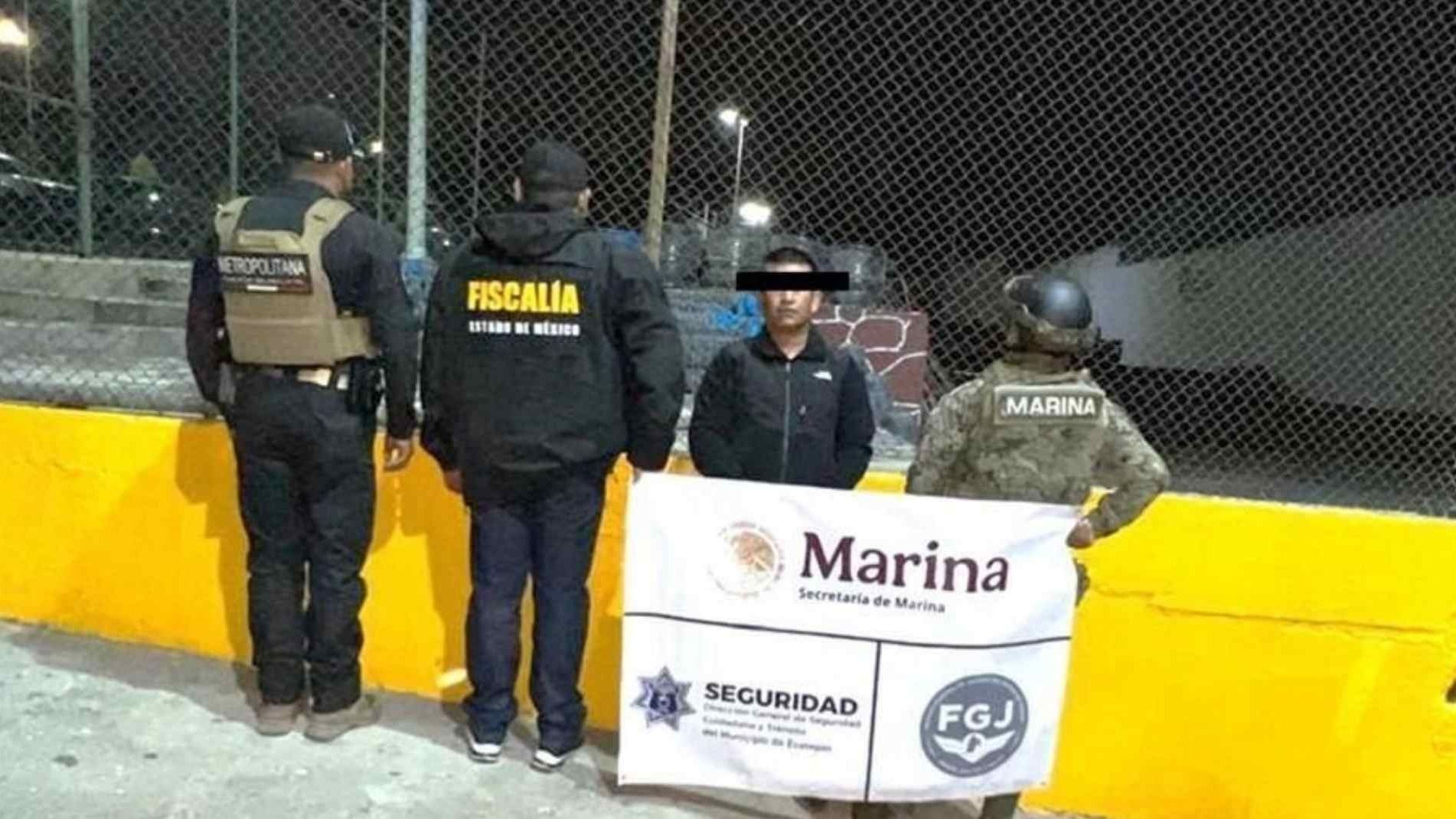 Detienen a Jonathan “N”, alias “El Ray”, presunto líder de La Chokiza en Ecatepec. Foto: Semar