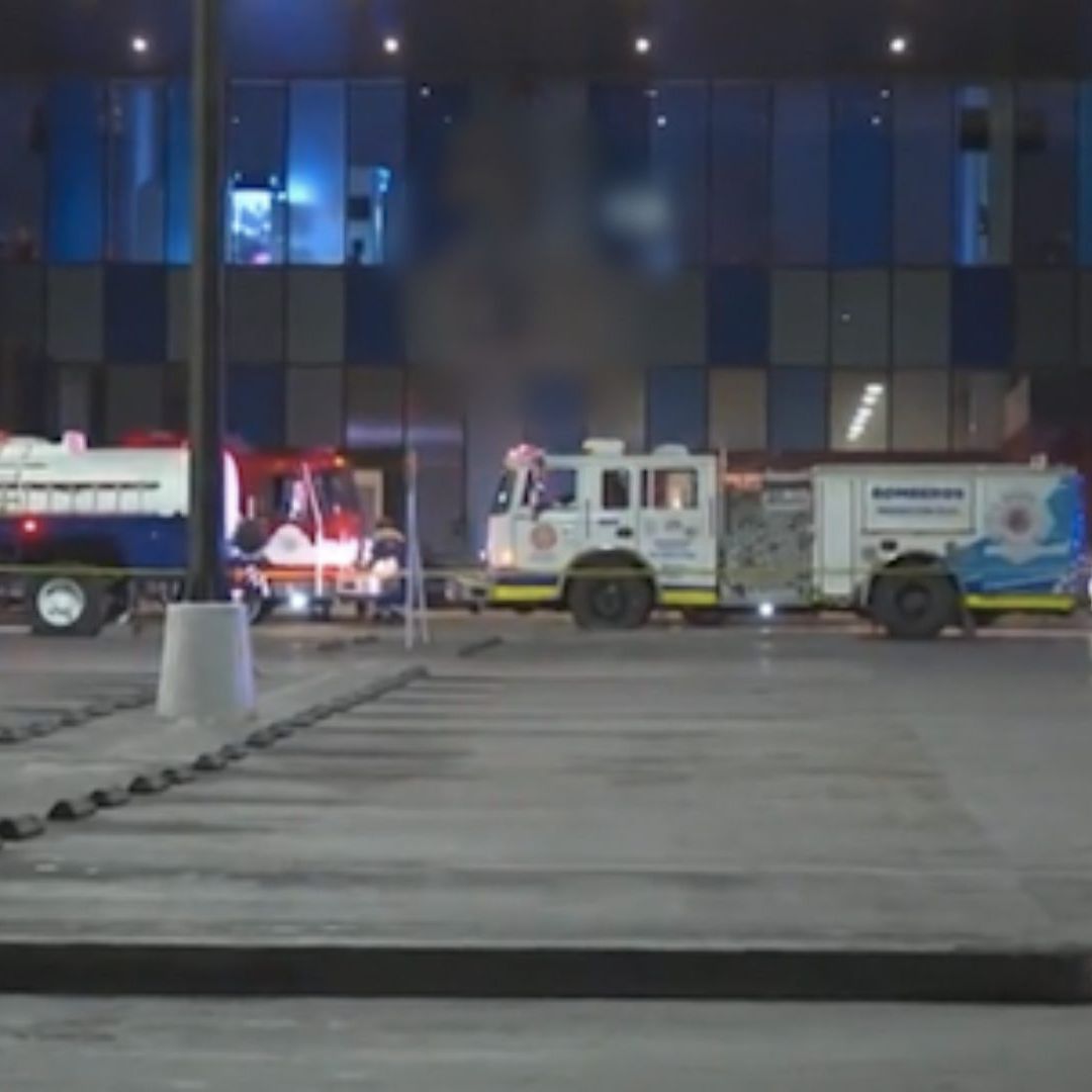 Autoridades trabajando en el incendio de la plaza comercial