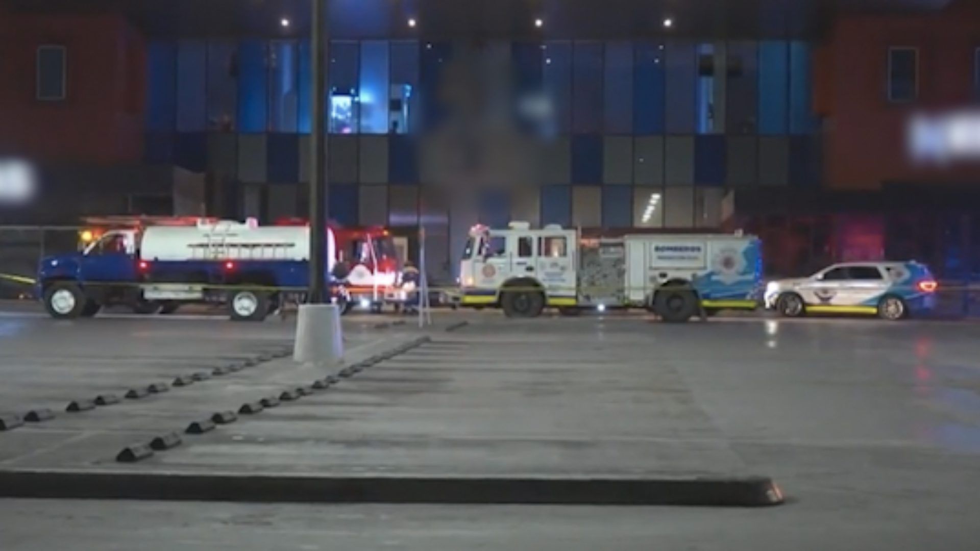 Autoridades trabajando en el incendio de la plaza comercial