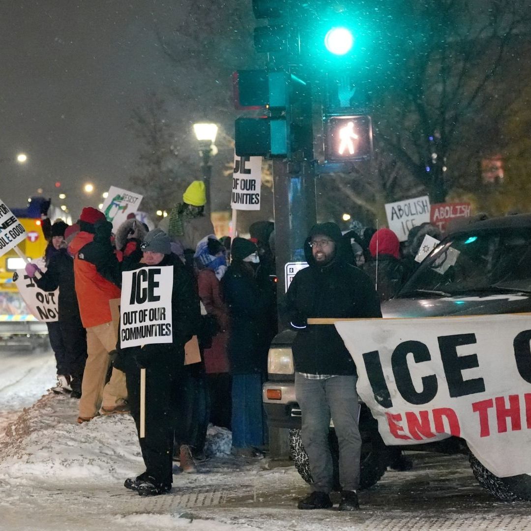 Jueza Ordena al ICE Reducir Sus "Tácticas Agresivas" y No Detener a Manifestantes Pacíficos