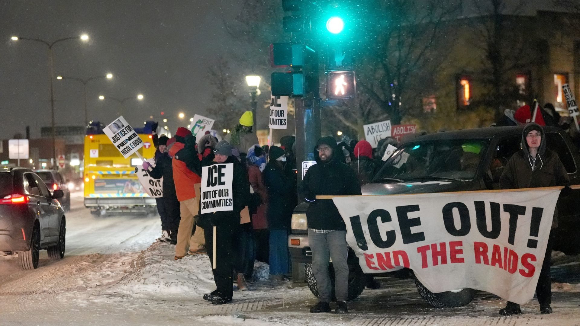 Jueza Ordena al ICE Reducir Sus "Tácticas Agresivas" y No Detener a Manifestantes Pacíficos