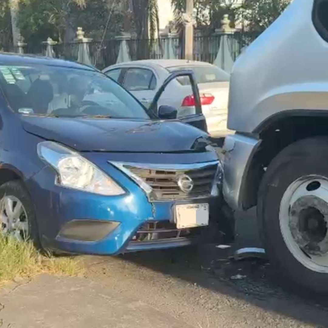 Conductor se Desorienta Invade Carril y Choca Contra Camión de Pasajeros en Boca del Río Veracruz