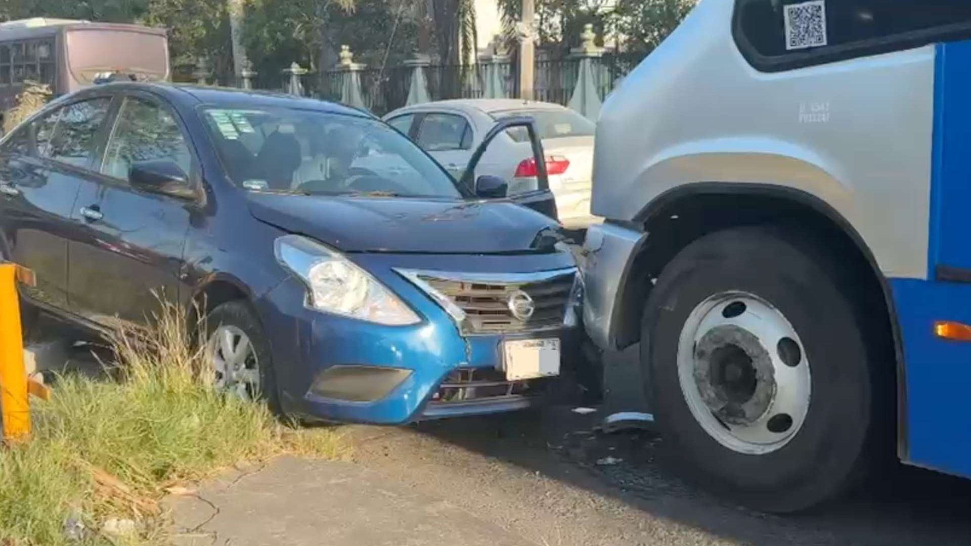 Conductor se Desorienta Invade Carril y Choca Contra Camión de Pasajeros en Boca del Río Veracruz
