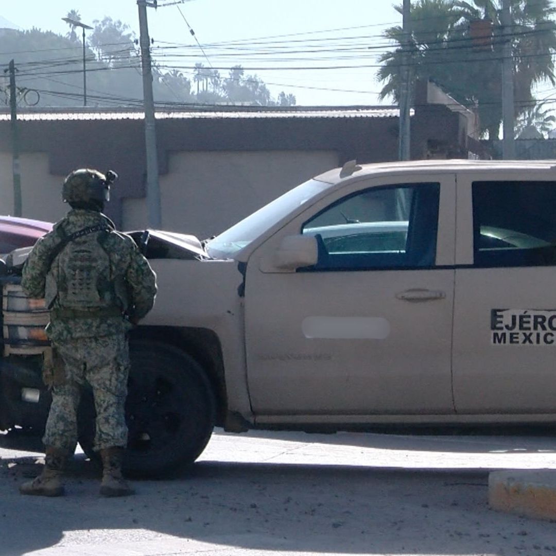 Camioneta del Ejército se Pasa Luz Roja y Causa Accidente