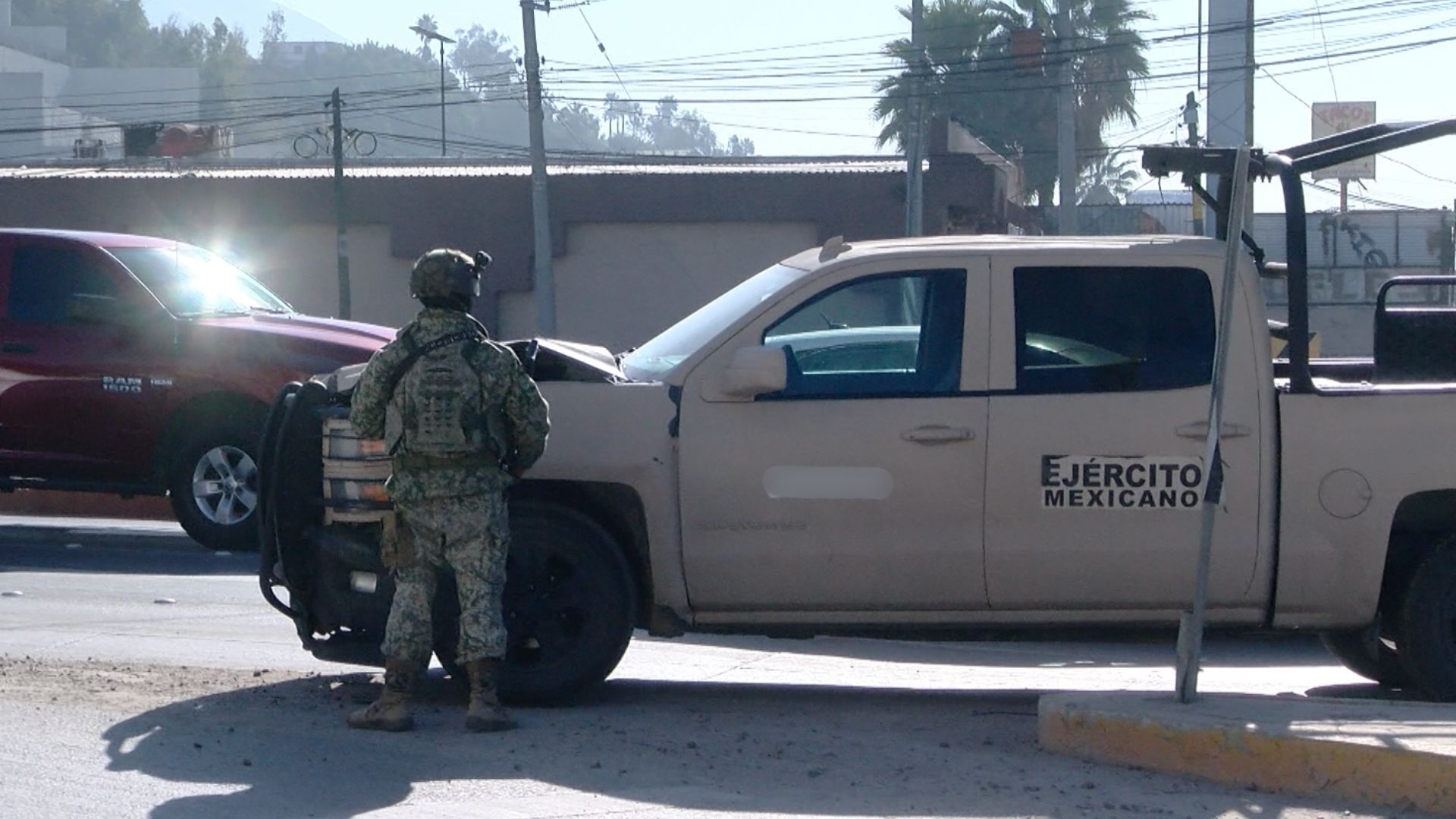 Camioneta del Ejército se Pasa Luz Roja y Causa Accidente