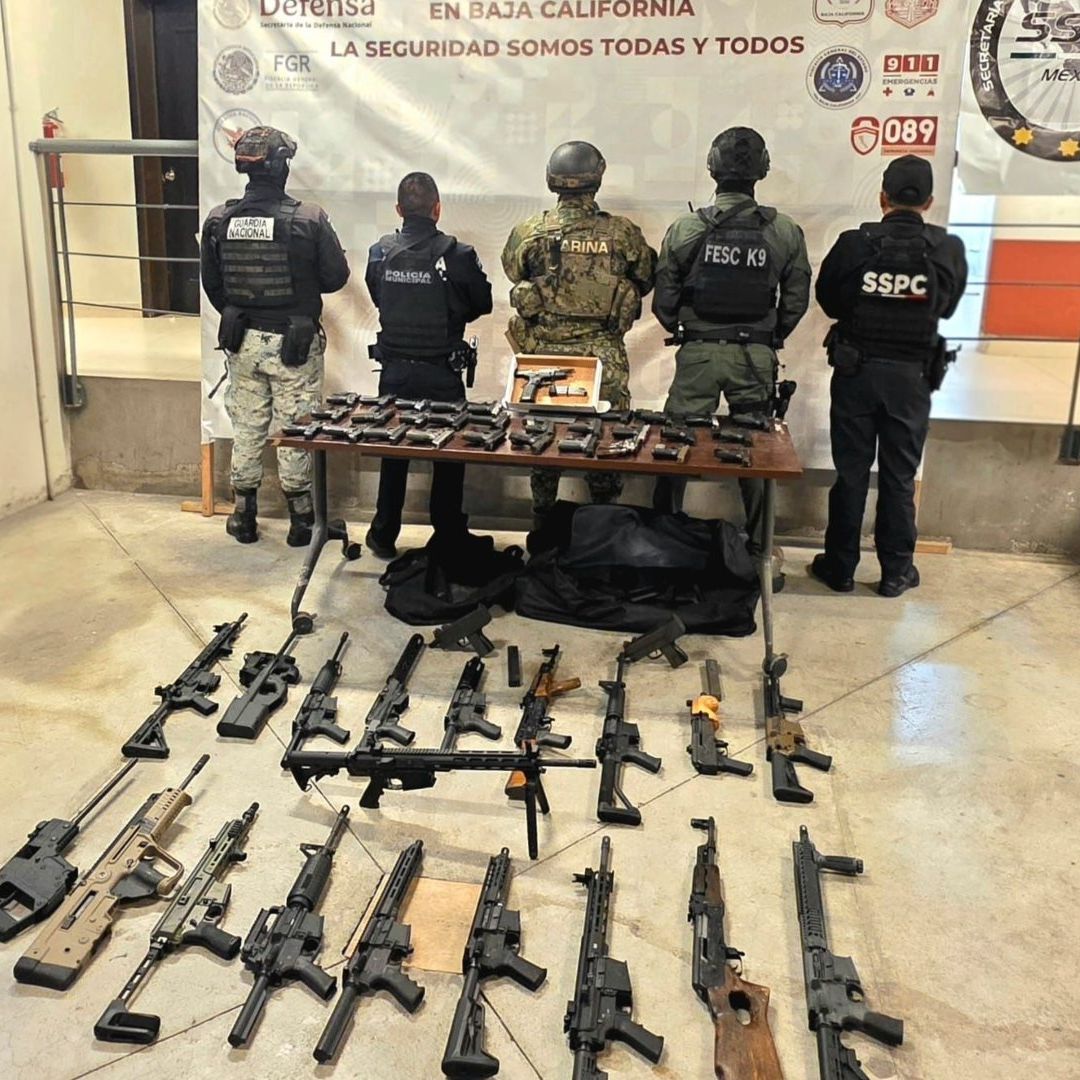 Decomisan Arsenal de más de 50 Armas Dentro de Vehículo Abandonado en Zona Este de Tijuana