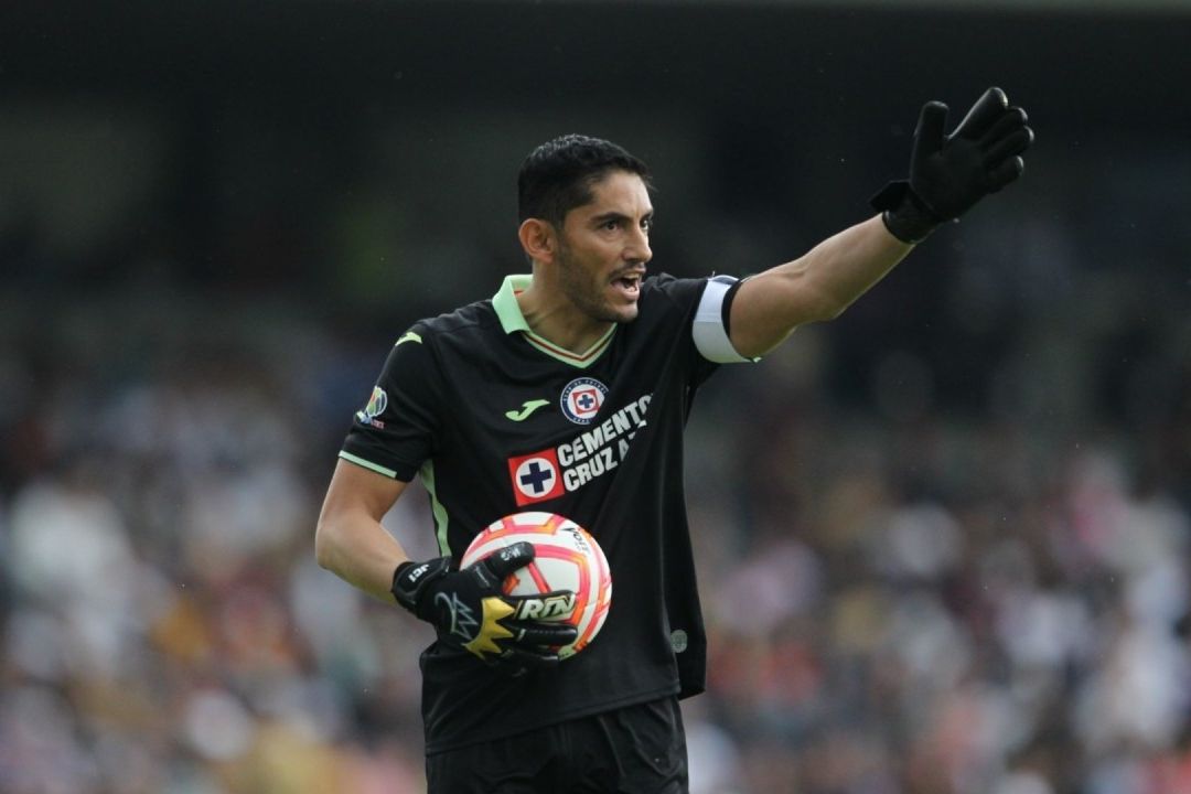 El portero José de Jesús Corona con la playera del Cruz Azul