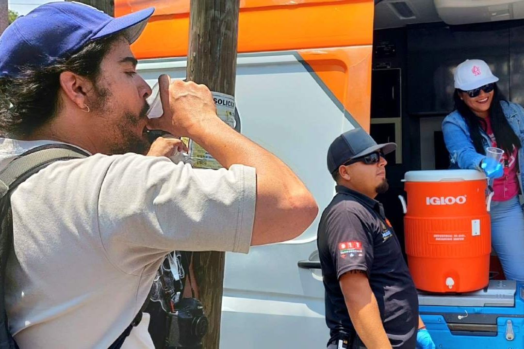Por Calor Instalan 'Estaciones de Enfriamiento' en Nuevo León