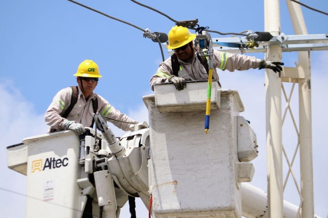 Electricistas de la Comisión Federal de Electricidad realizan trabajos de electrificación