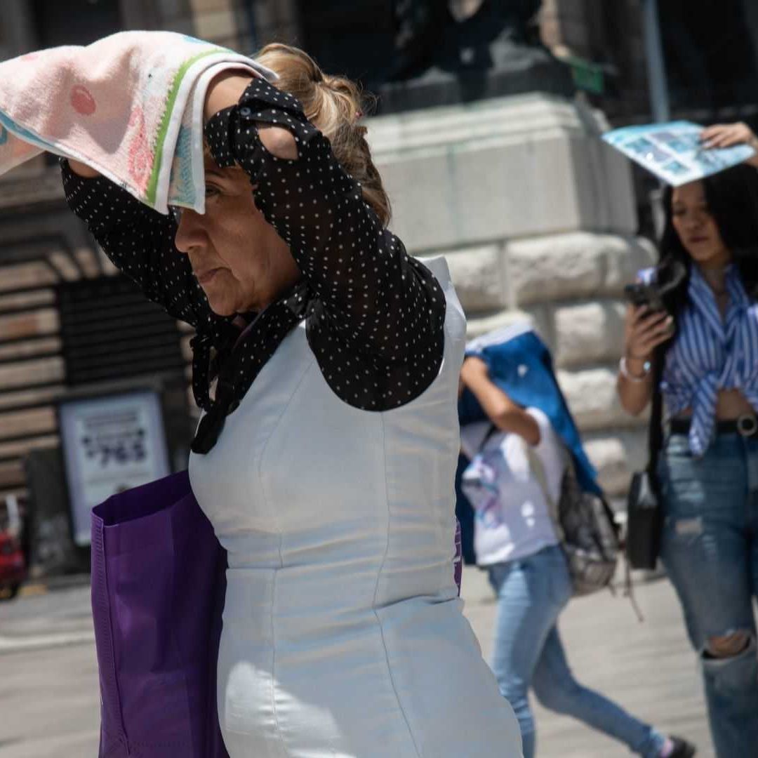 Personas cubriéndose por el calor en la CDMX