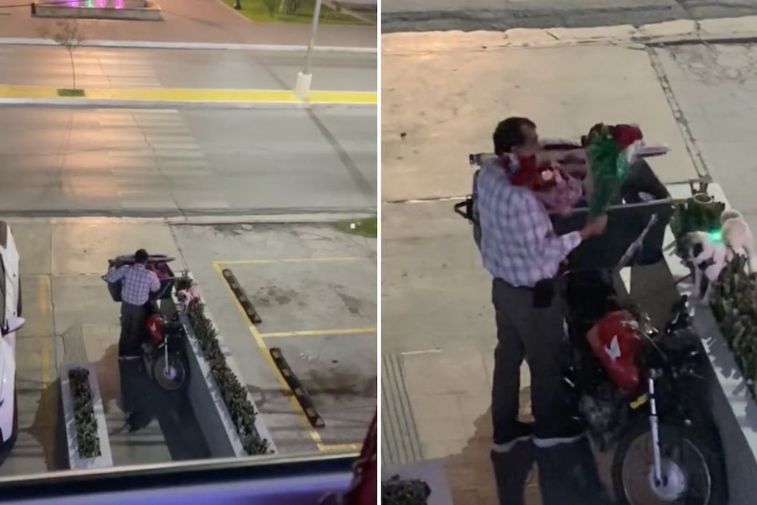 Perrito vende flores afuera de un antro con su dueño