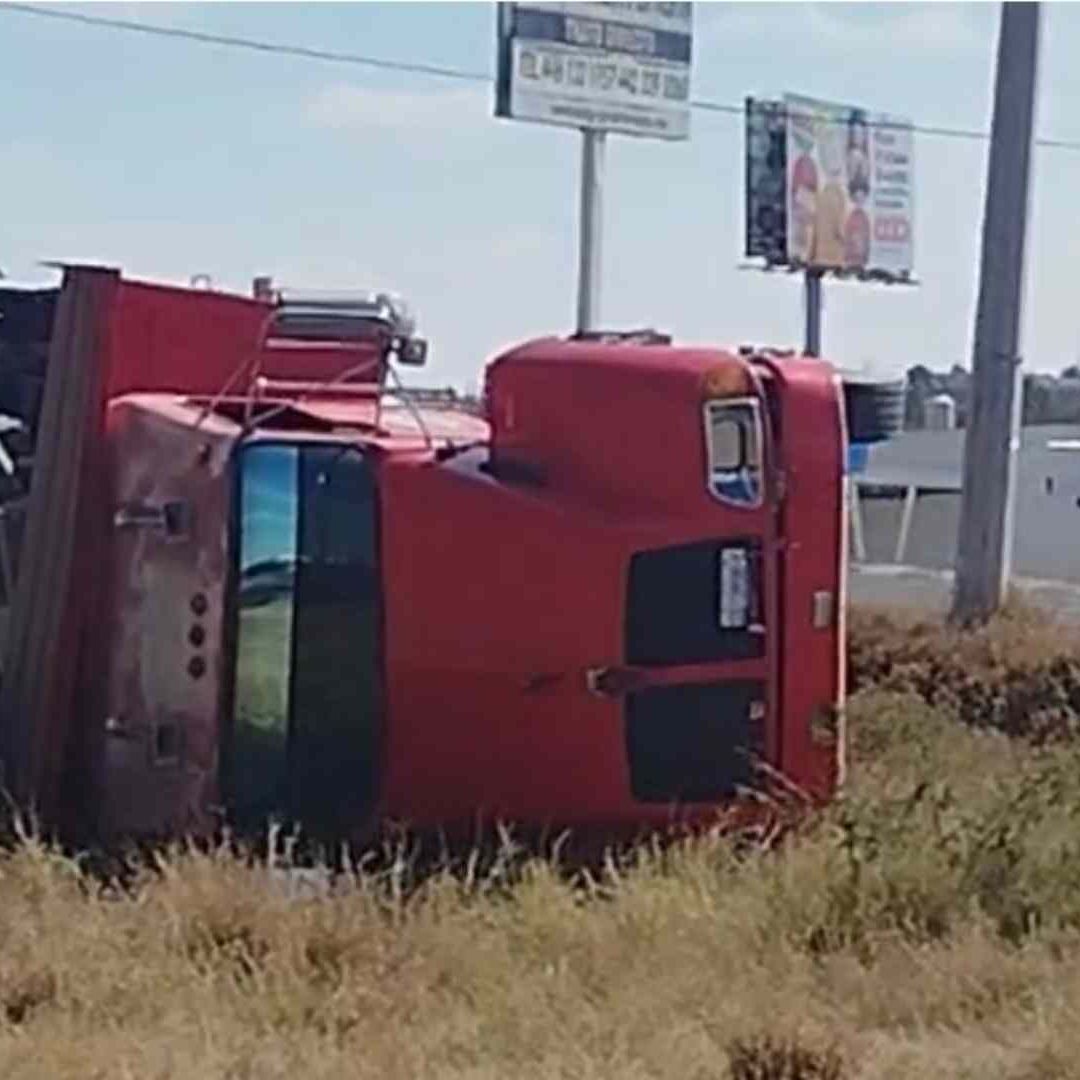 Camión se Queda Sin Freno y Vuelca en Querétaro