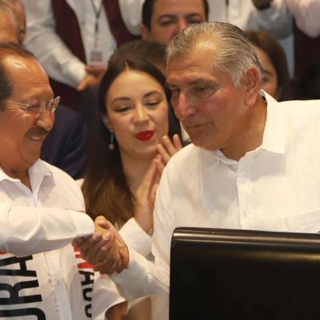 Adán Augusto López (der) con Leonel Godoy (izq) en conferencia