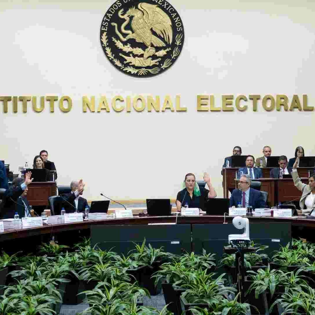 Consejeros durante una sesión ordinaria del INE
