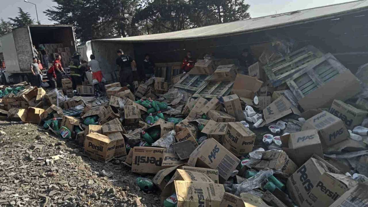 Volcadura de tráiler con productos de limpieza en la Toluca-Palmillas