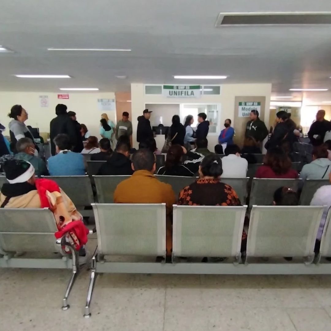 Larga Espera en Fila de Farmacia de Clínica 55 IMSS en Amalucan Puebla