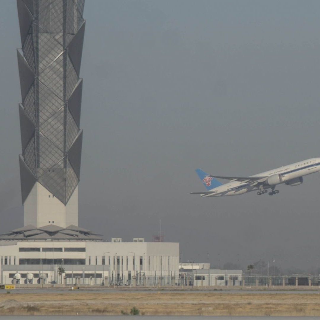 Avión de carga despega del AIFA