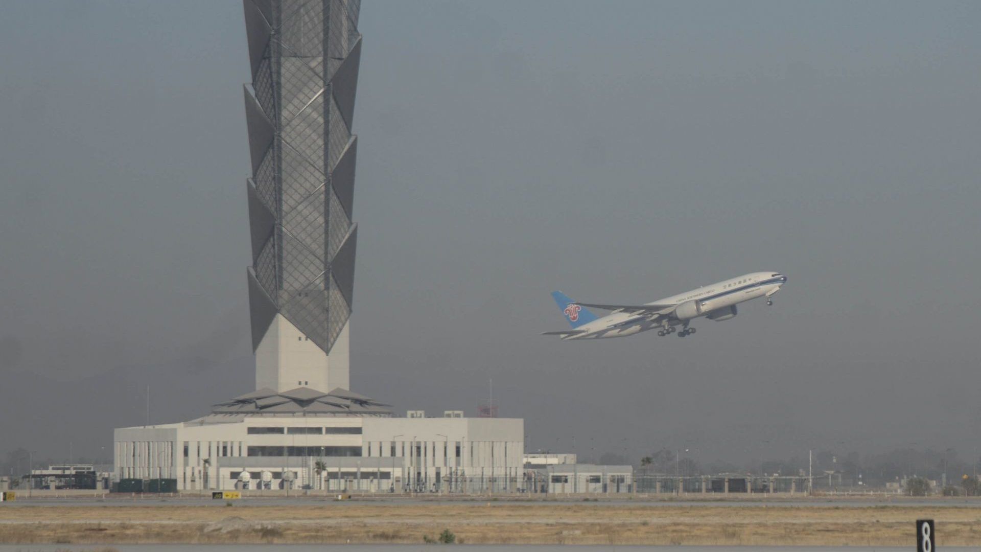 Avión de carga despega del AIFA