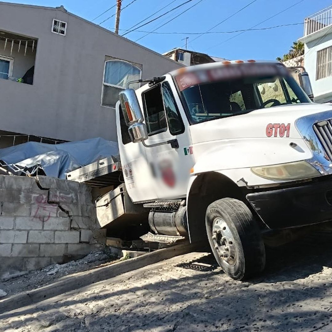 Grúa Pierde el Control en Rampa Cuauhtémoc e Impacta Contra Vivienda en Tijuana