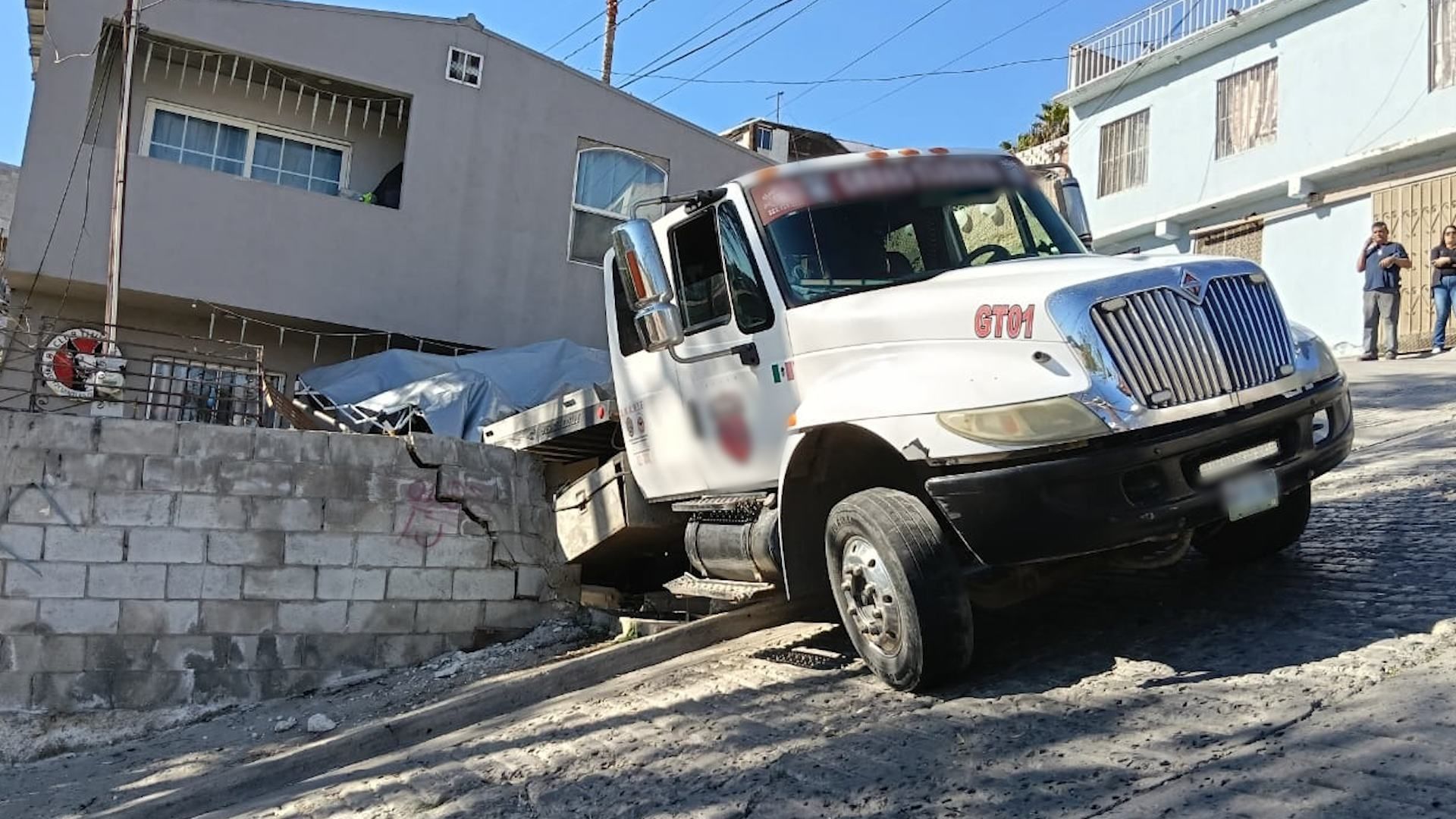 Grúa Pierde el Control en Rampa Cuauhtémoc e Impacta Contra Vivienda en Tijuana