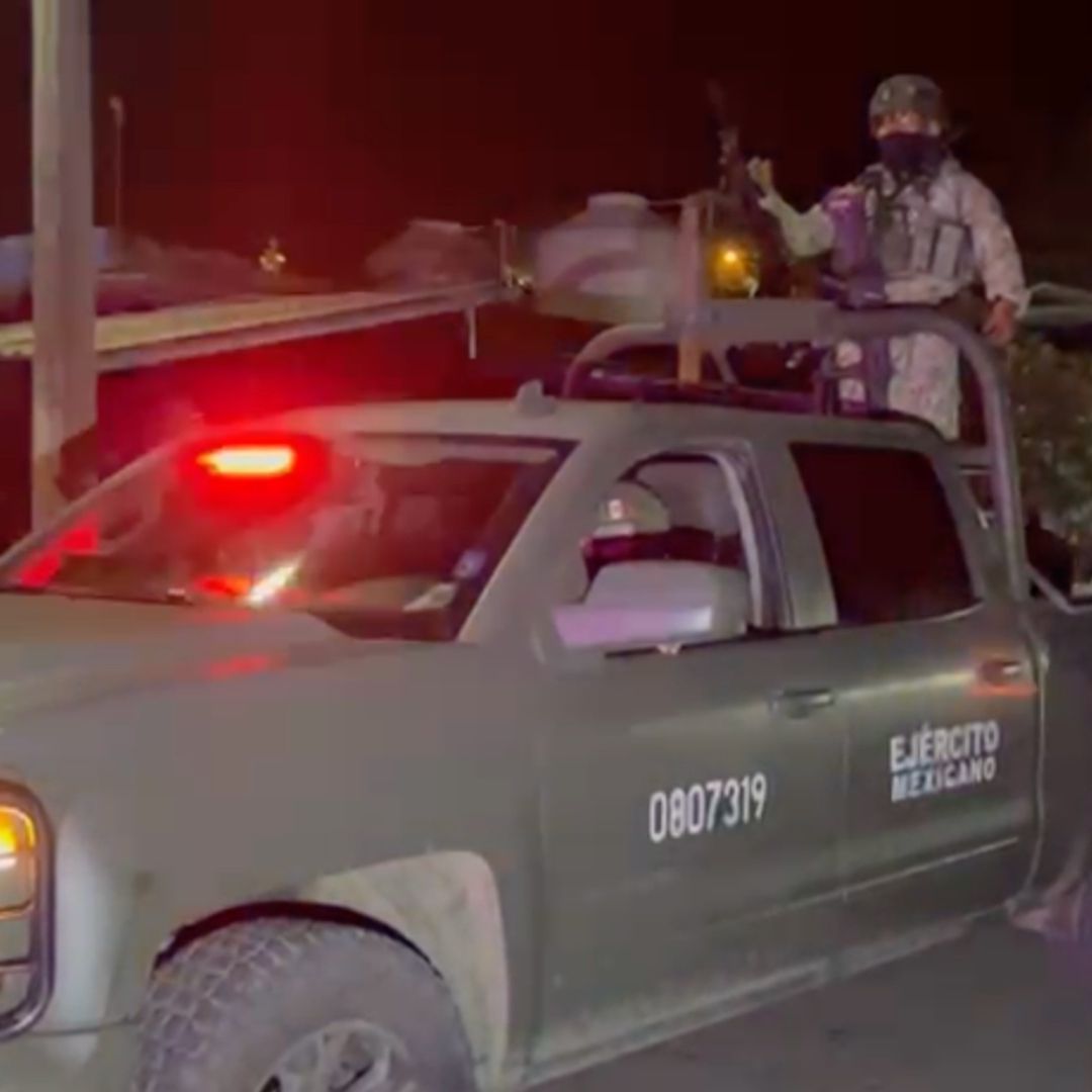 Según testigos los elementos de seguridad se movilizaron con el reporte de detonaciones dentro de un bar al llegar encontraron a dos hombres heridos de bala.