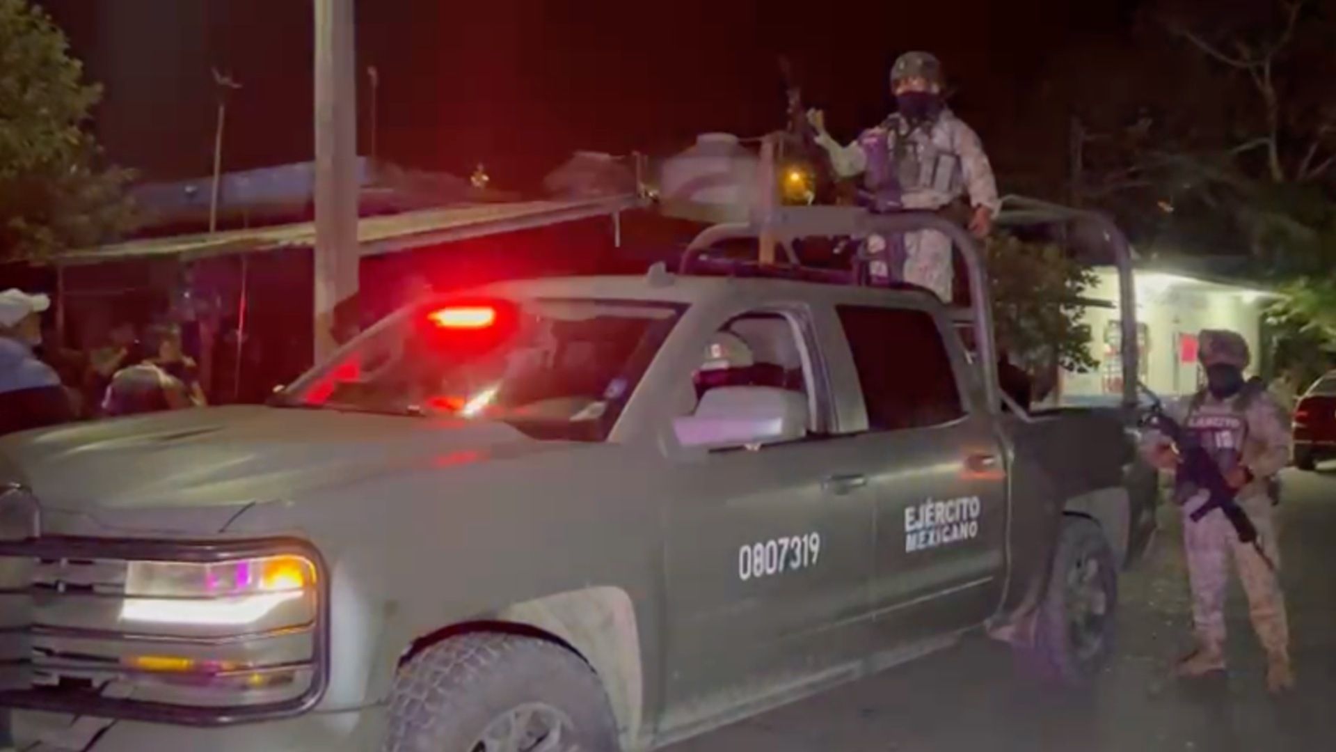 Según testigos los elementos de seguridad se movilizaron con el reporte de detonaciones dentro de un bar al llegar encontraron a dos hombres heridos de bala.