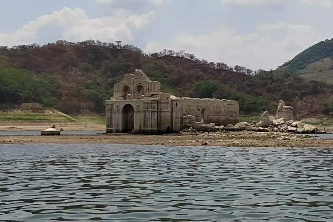 Sequía en México deja al descubierto una iglesia sumergida en un embalse