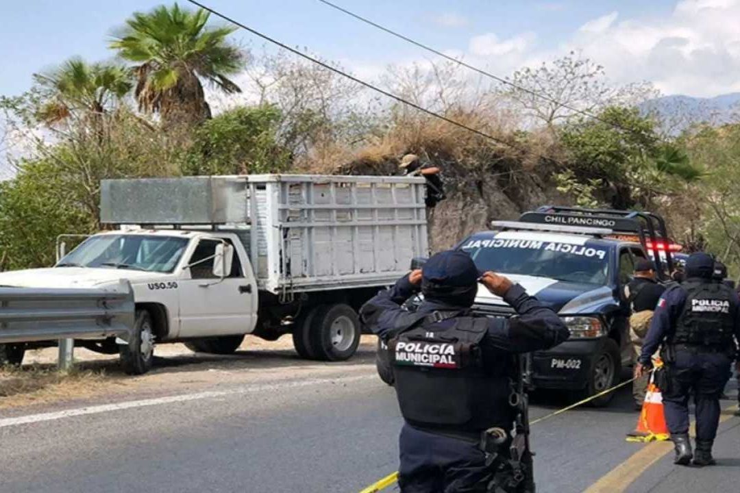 Localizan 3 cuerpos en una camioneta en Guerrero