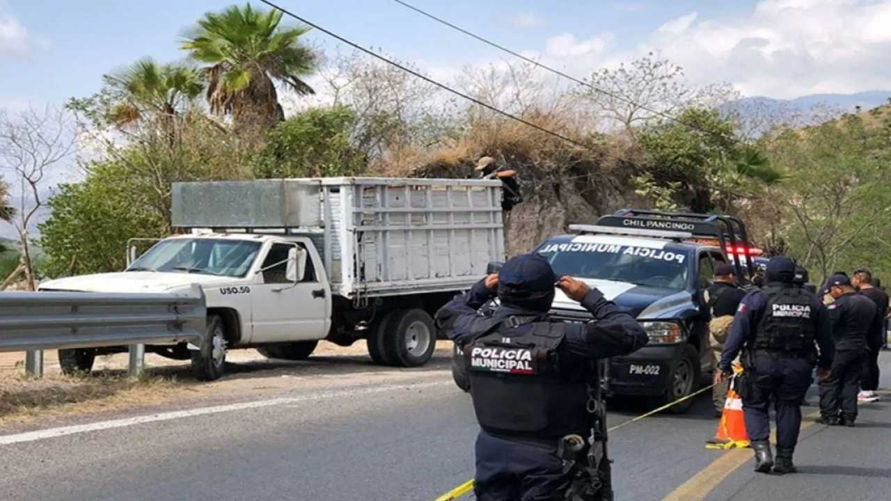 Localizan 3 cuerpos en una camioneta en Guerrero